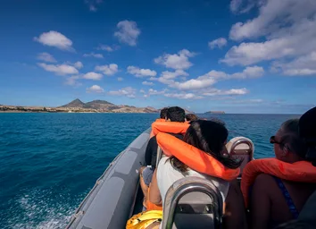 Passeio de barco junto à costa do Porto Santo