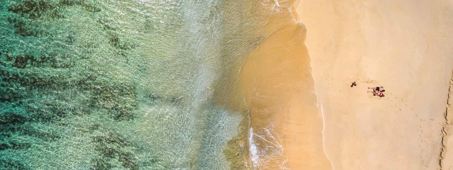 Vista aérea de um casal a relaxar numa praia do Porto Santo
