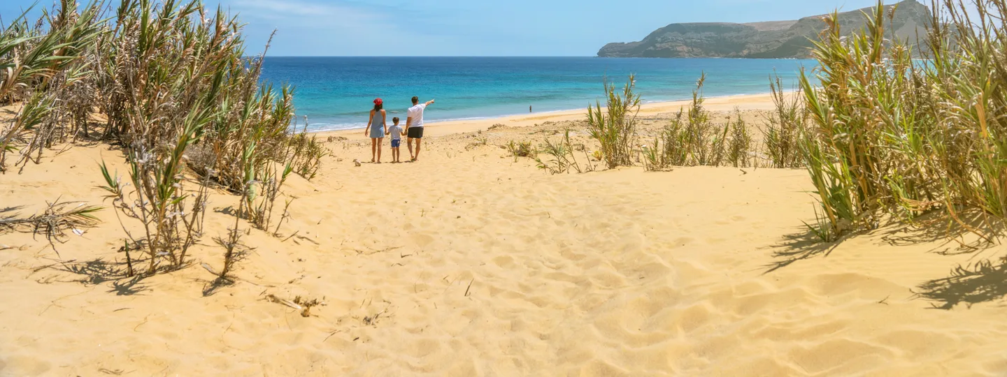 Família a caminhar nas dunas da praia do Porto Santo